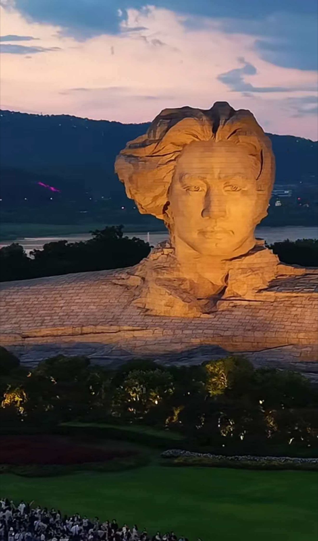 矗立无言，《毛选》泽被后世干万年 