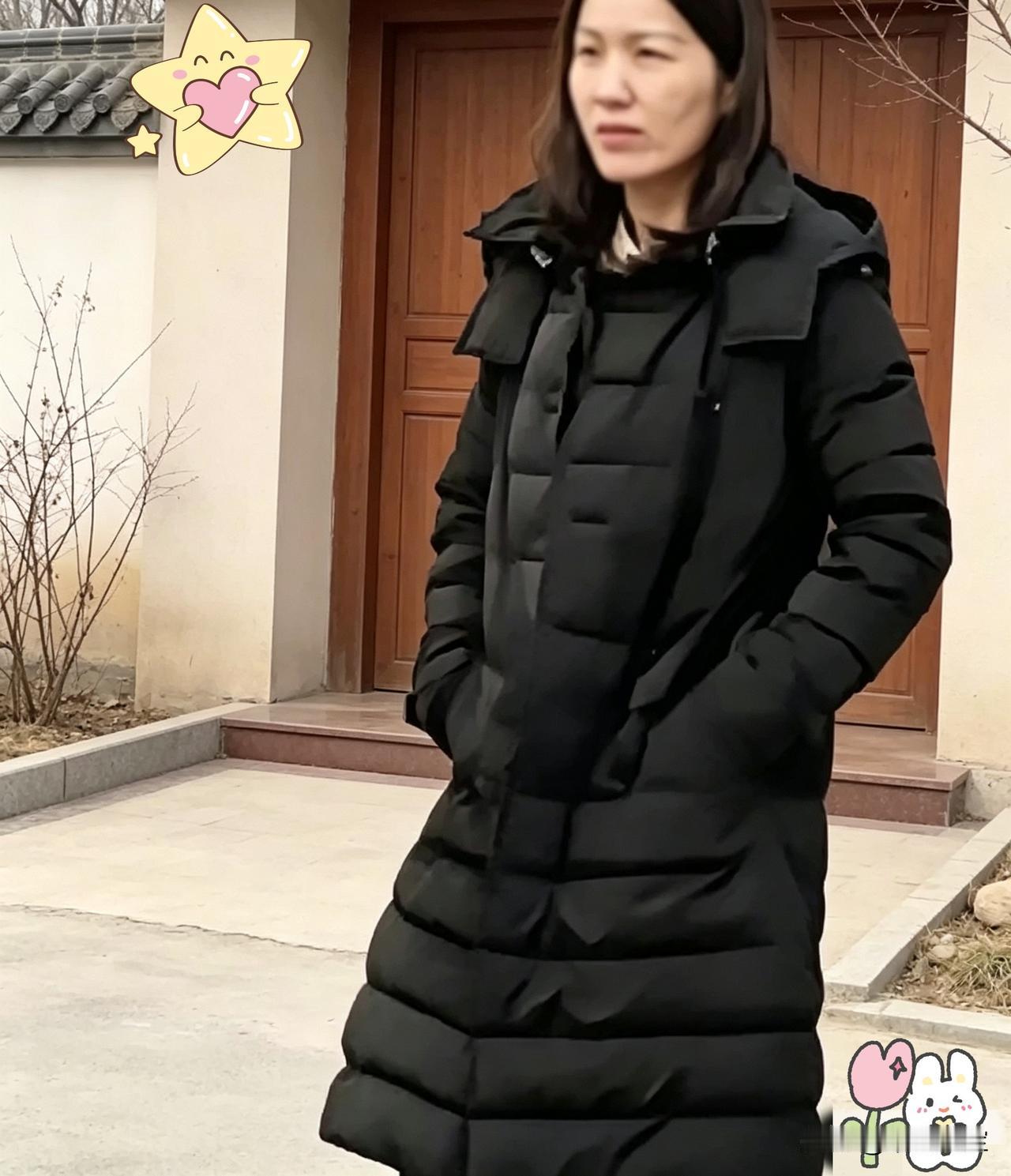 她是刘强东父母收养的妹妹名字叫刘静姝，今年35岁，人长的眉清目秀，苗条的高个子，