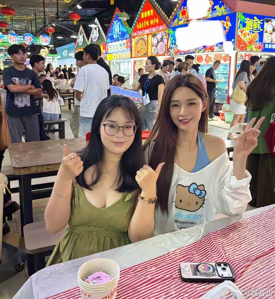 和电视上的反差太大了！有网友在三亚夜市的大排档，碰到了沈梦辰吃宵夜，她的皮肤很白