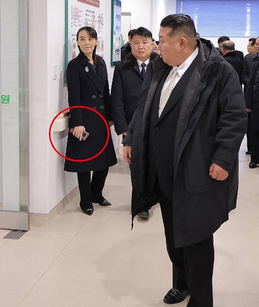 金正恩的胞妹手里拿的疑似中国折叠屏手机？非常吸引眼球。12月15日，韩联社报道说