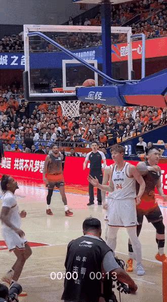 这样的弹跳……国内顶尖中锋的硬实力[泪奔]姚明看了，都得擦一擦眼角的泪水[我想静