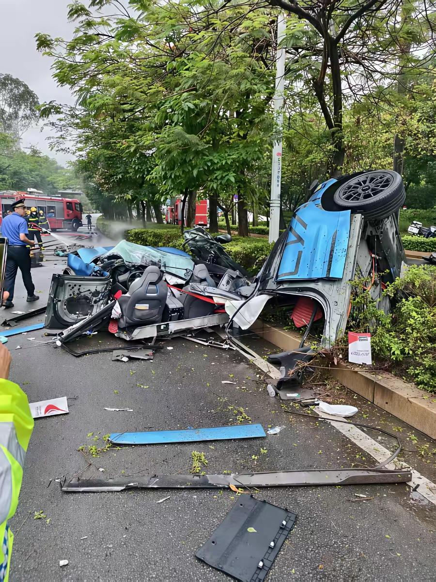 真的碎了一地啊，都解体成这样了，车主有事没事不清楚，但司机估计够呛了吧。这不是开