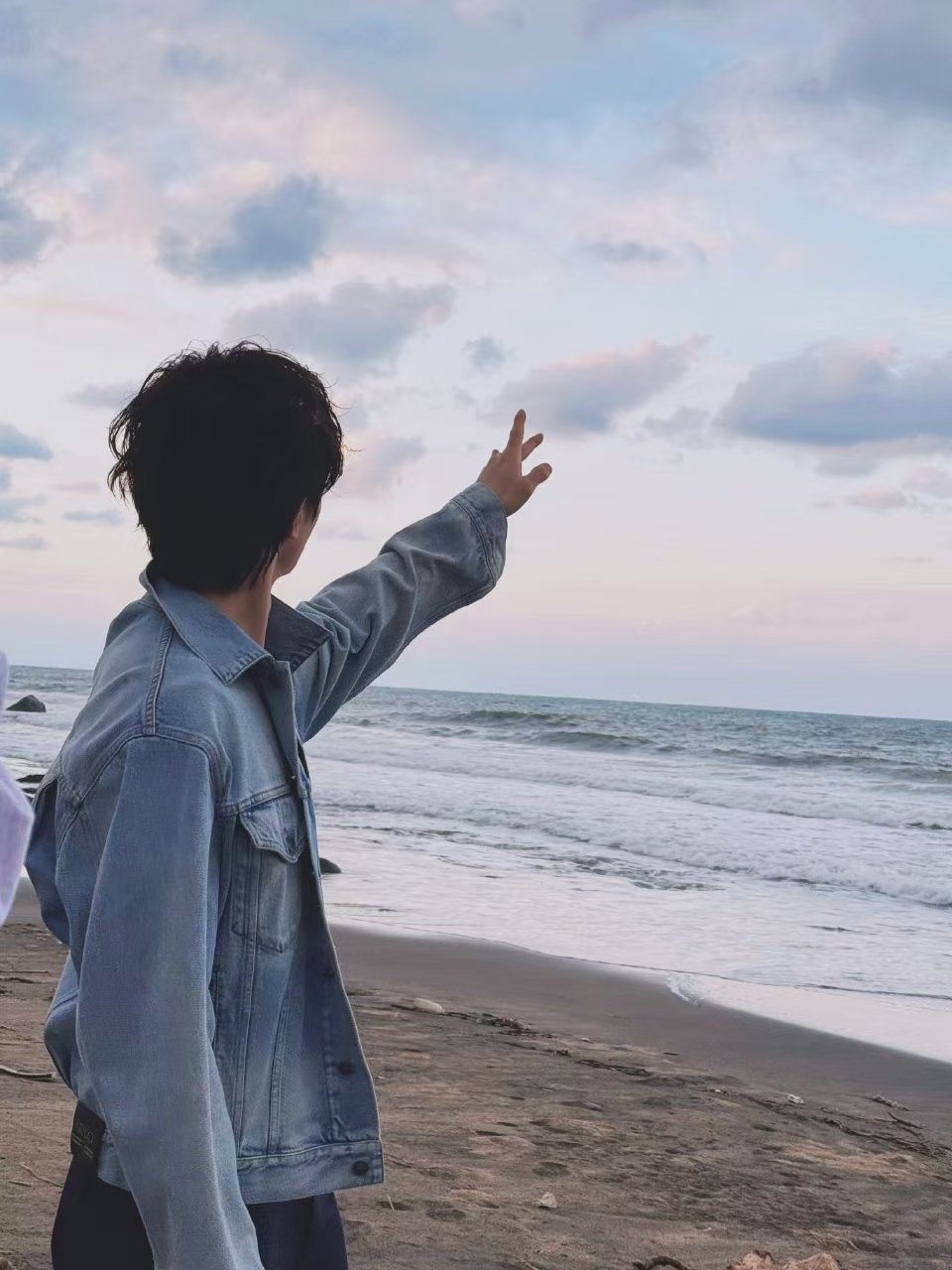 陈立农       💙 少年在潮声间褪去青涩 现在的成就是更坚韧的锋芒/陈立农