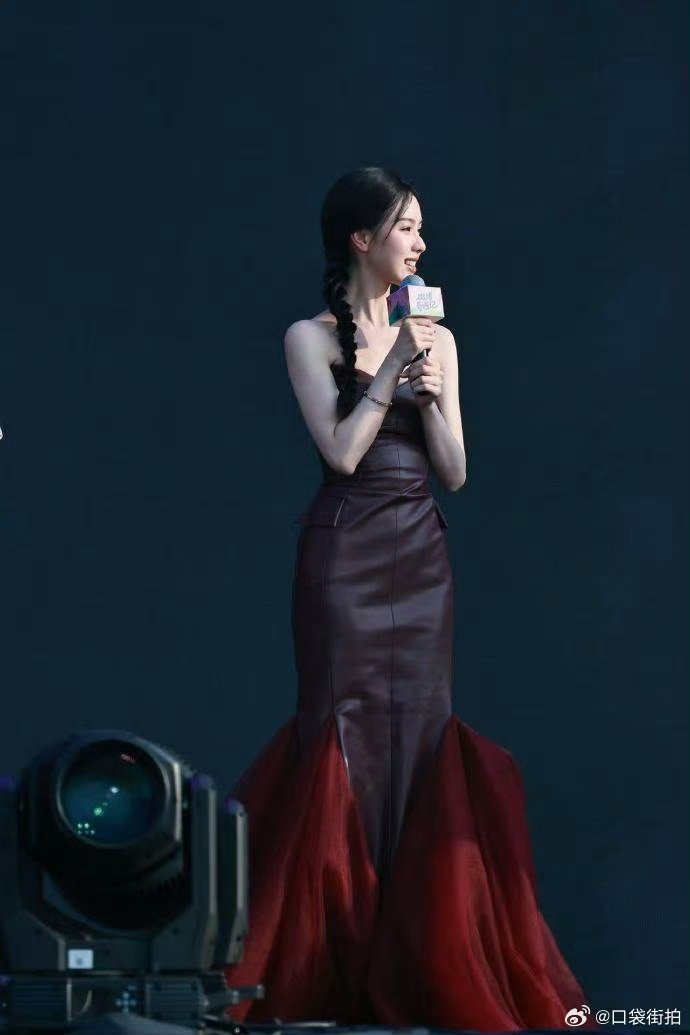 陈都灵万茜撞衫陈都灵万茜同款礼服陈都灵落日直播看了陈都灵落日直播，那画面太美了，