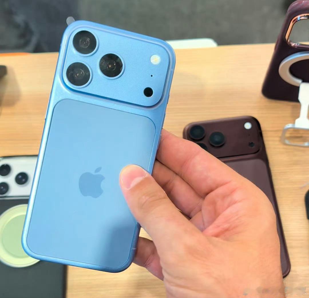 iPhone18Pro 配色 据说今年的 iPhone 18 Pro 可能没有黑
