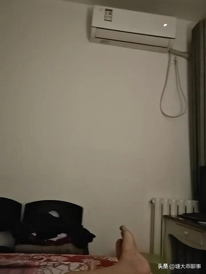 凌晨二点
醒来睡不着
年轻时
白天会昏沉沉
没精神
老了
晚上睡不着
白天
没事