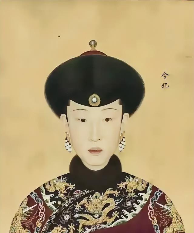 1765年，38岁高龄的令妃产子不久，乾隆前来探望。看着令妃丰满成熟的身体，乾隆