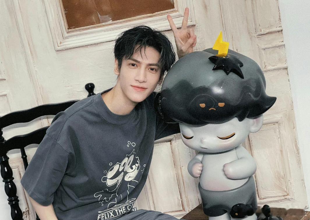 请问罗云熙跟清爽男大有什么区别？答曰:没有区别[心]#罗云熙[超话]# ​​​