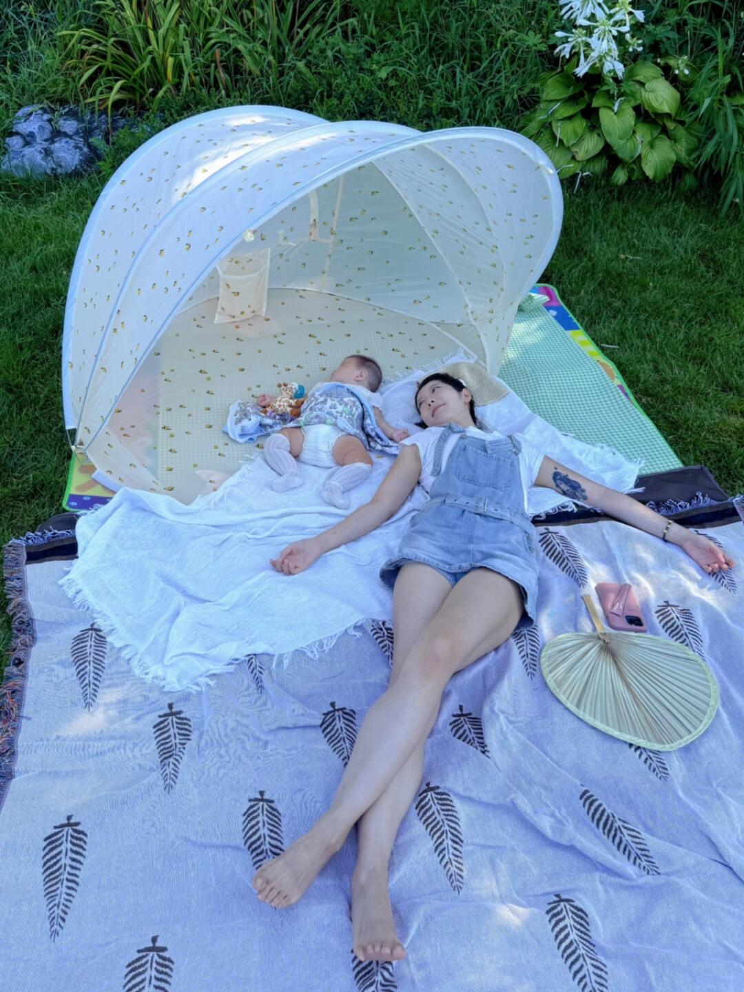 和女儿在公园睡觉才是正经事☀️☁️🍃