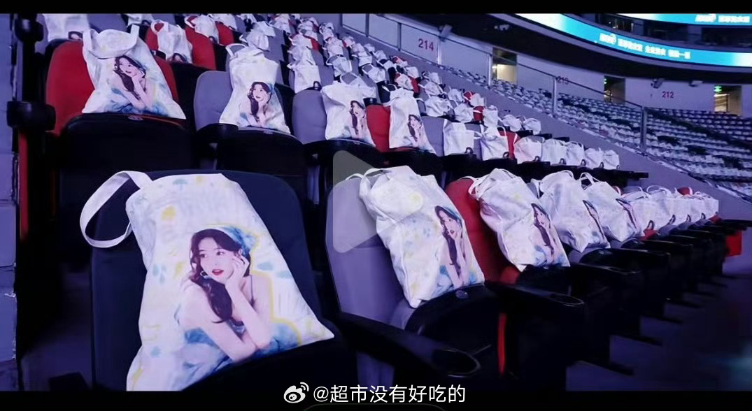 白鹿明天十周年音乐见面会伴手礼看起来好丰富，太大方了白鹿期待明天见面会一切顺利白