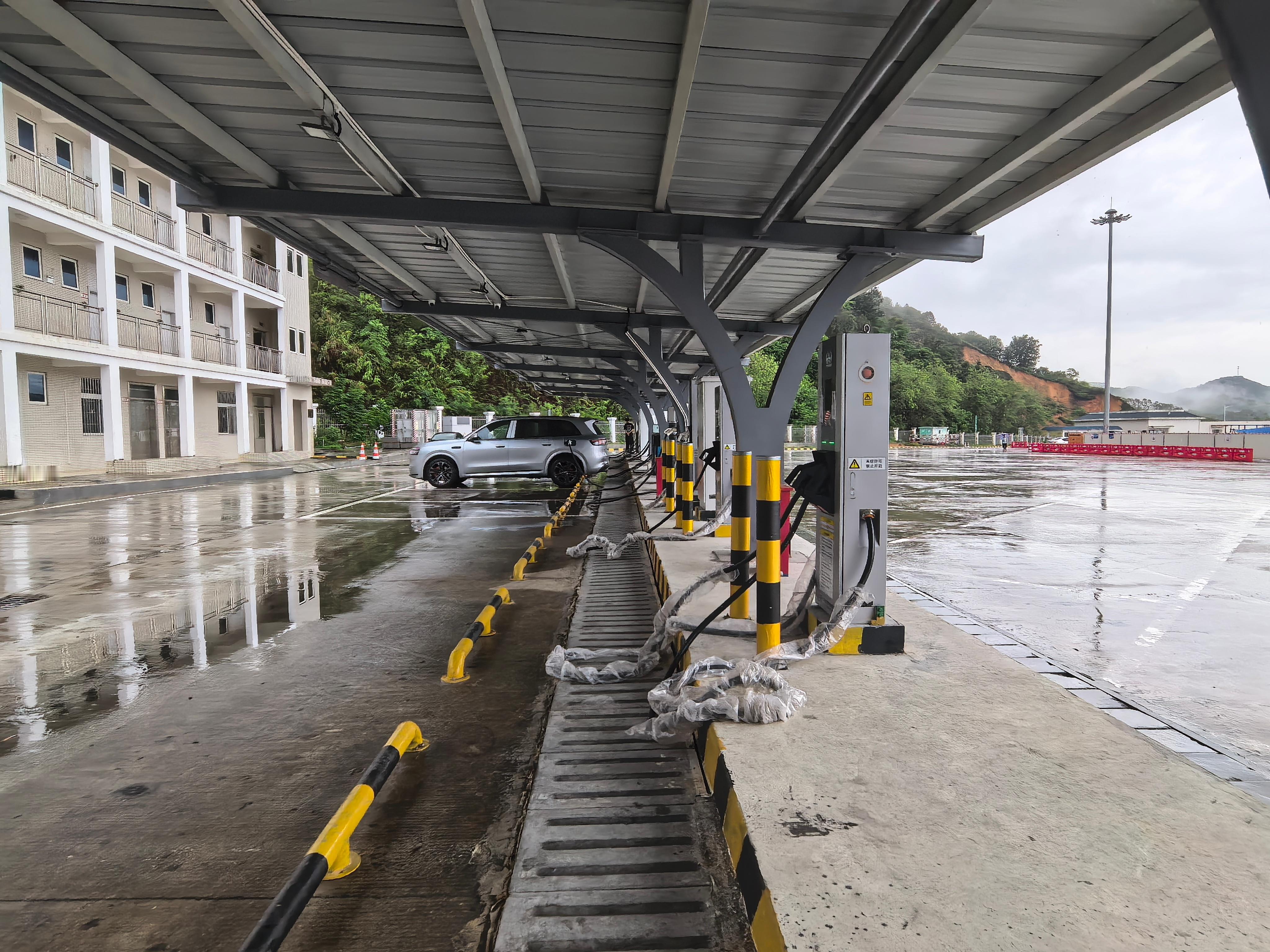 最近几次在高速公路的服务区发现，充电设施是越来越完善了。也看到有一些服务区在进行
