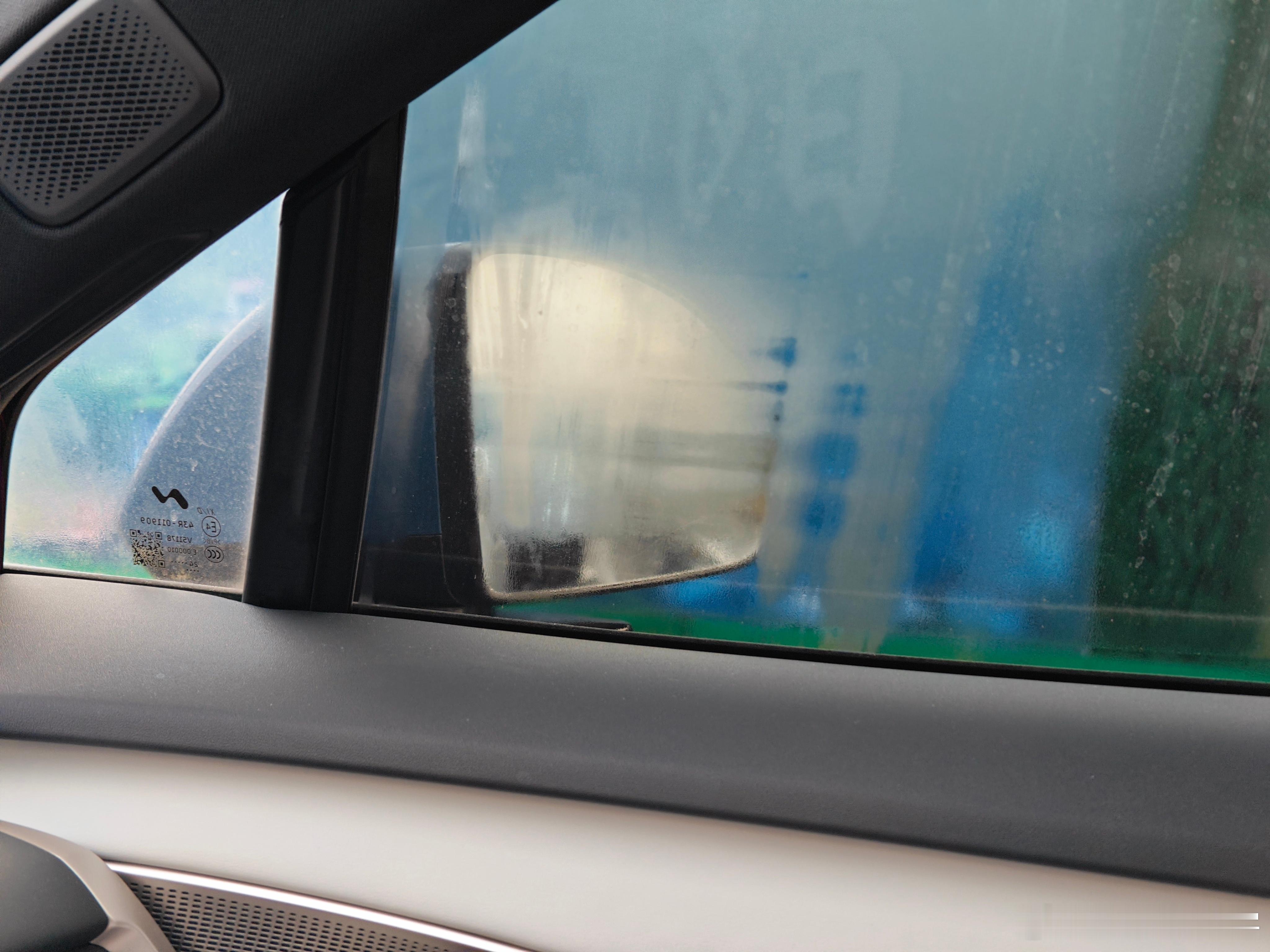 技术真的能实实在在改变生活。这种天气，后视镜全被雾笼罩了，全靠摄像头的视频。水哥