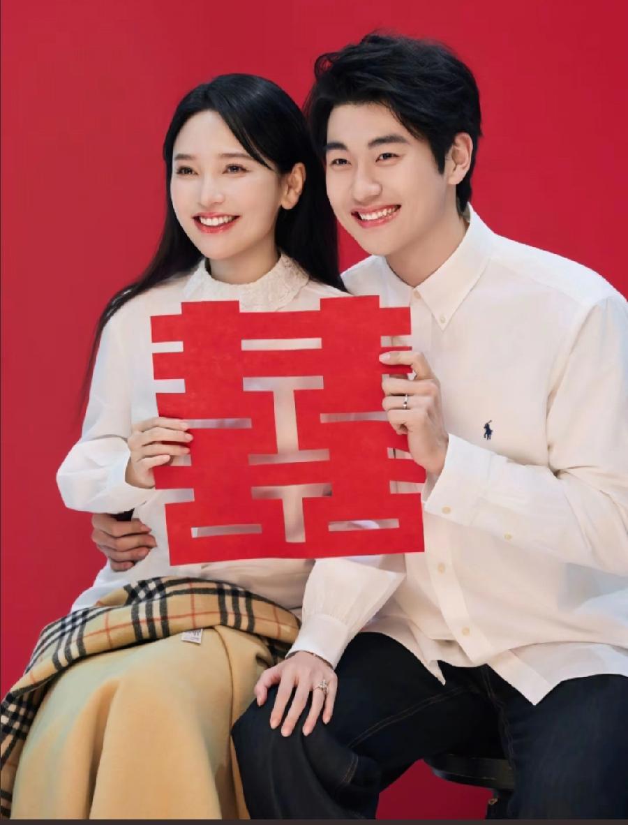 45岁金莎与26岁孙丞潇，结婚了！在北京海淀区民政局，办理结婚证，二人看着同龄，