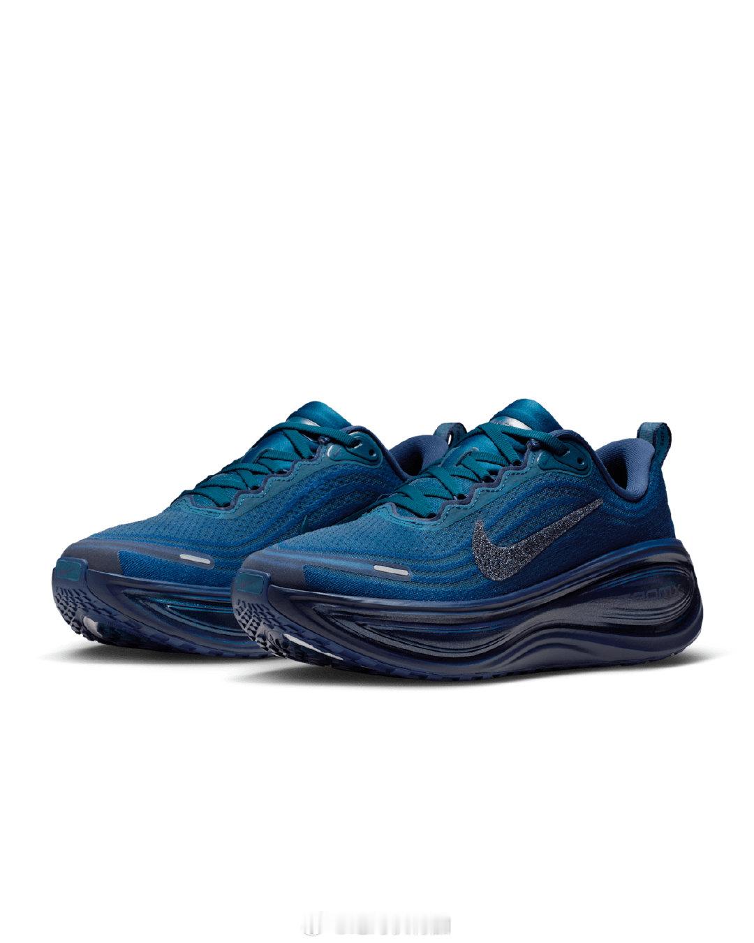 耐克的3x3跑鞋矩阵里带 Swarovski 施华洛世奇水晶的 Blue For