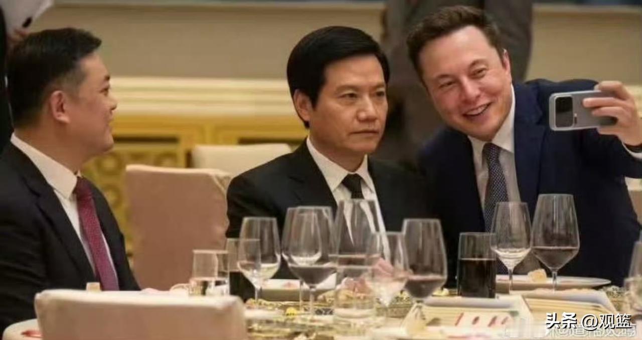 据说这是十年后马斯克和雷军在国宴上的合影。[泪奔]
回想十年前真是三十年河东三十