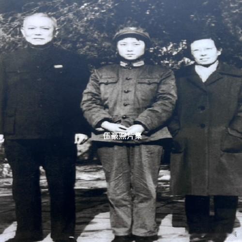 上世纪八十年代，李先念夫妇与李小林合影。在纪念李先念诞辰100周年的日子里，李小