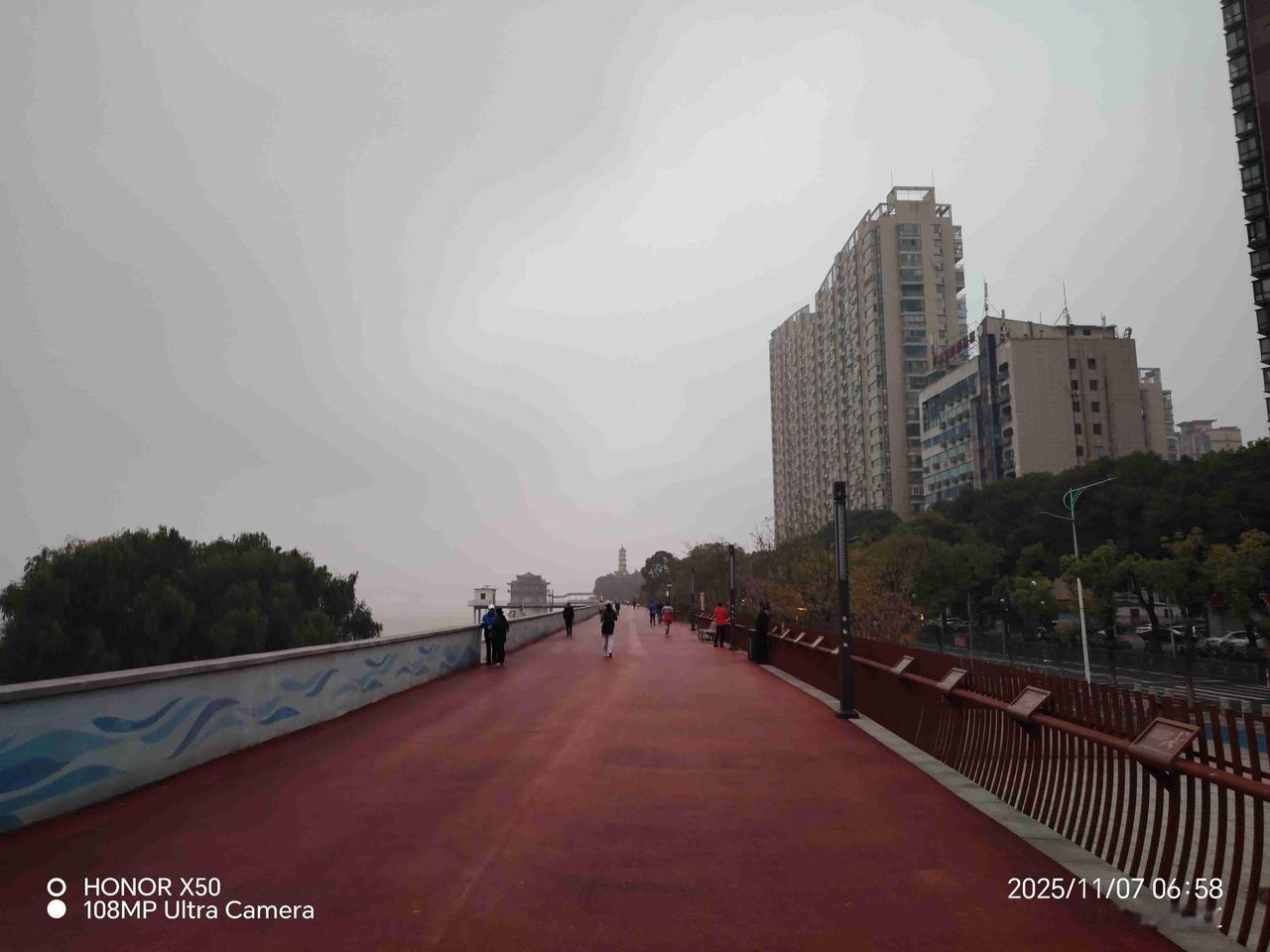 我的今日状态：😁轻松愉快
我这里的天气：🌤️多云11月7日长江岸边晨练