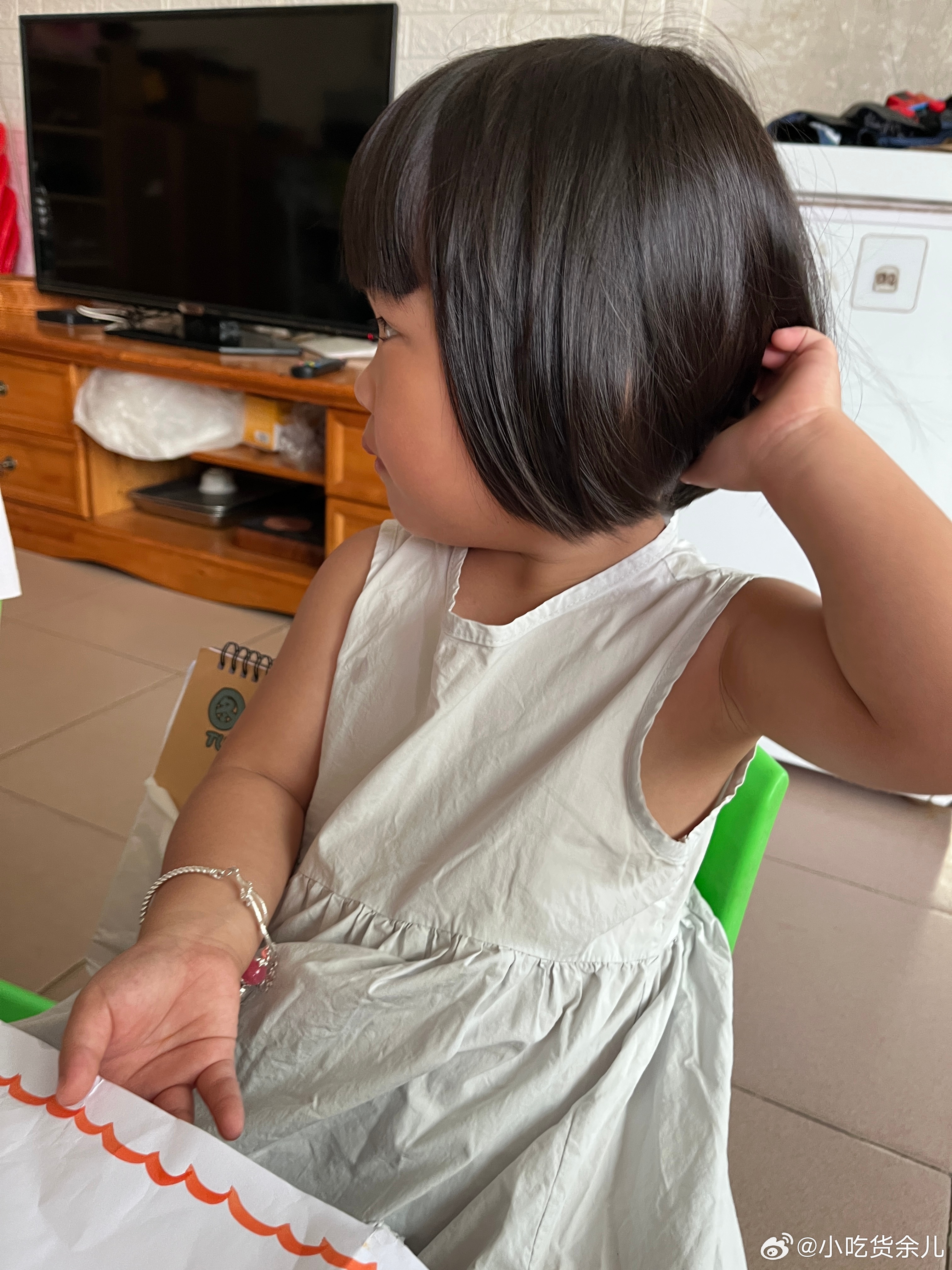 图一柠宝给我拍的，不错，妈妈，看过来，我给你拍一张，赶紧配合。给她姐送手表过去，