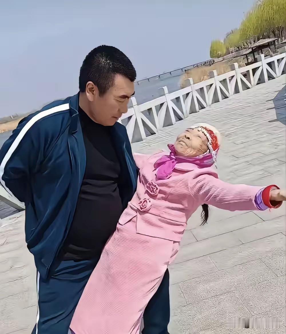 不得不佩服88岁的马玉琴，一大早就和小丈夫李玉成来桥边跳舞了！

李玉成扶着她的