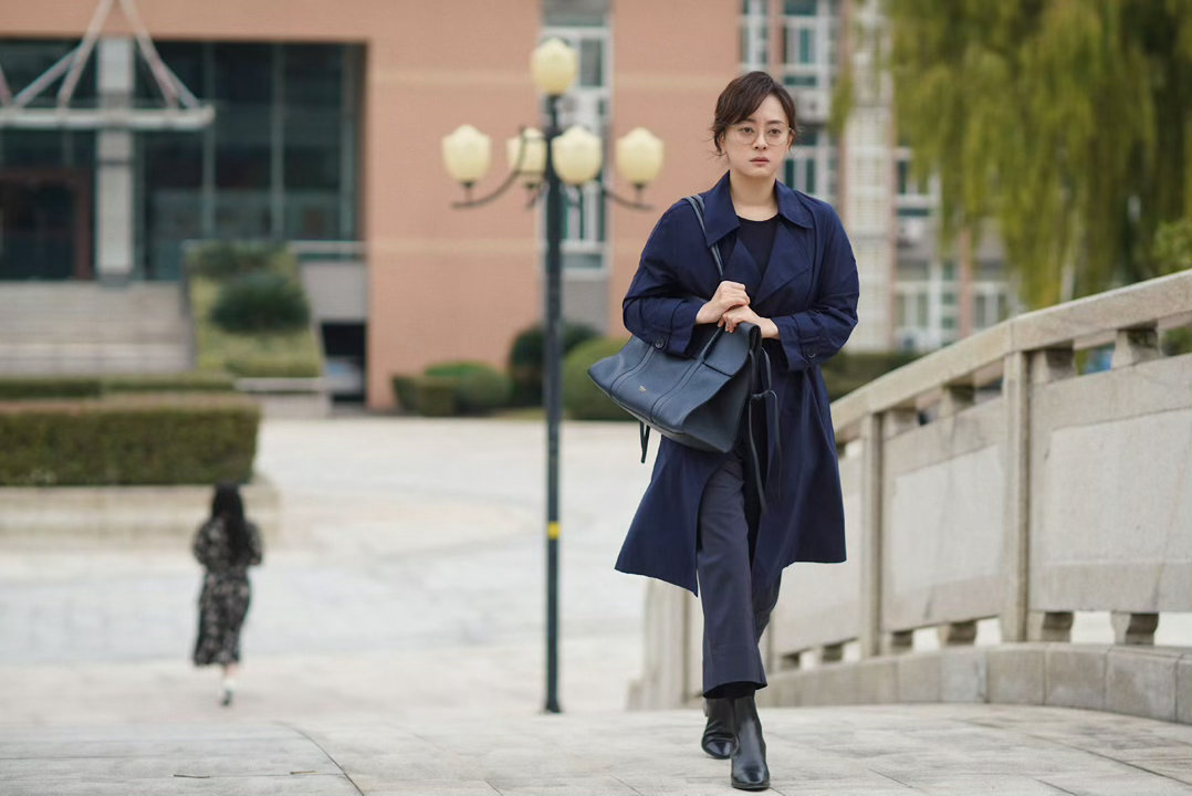 孙俪被颜聆脆弱感戳到了  她站在那里什么都没说，可浑身都是故事。孙俪把颜聆那种“