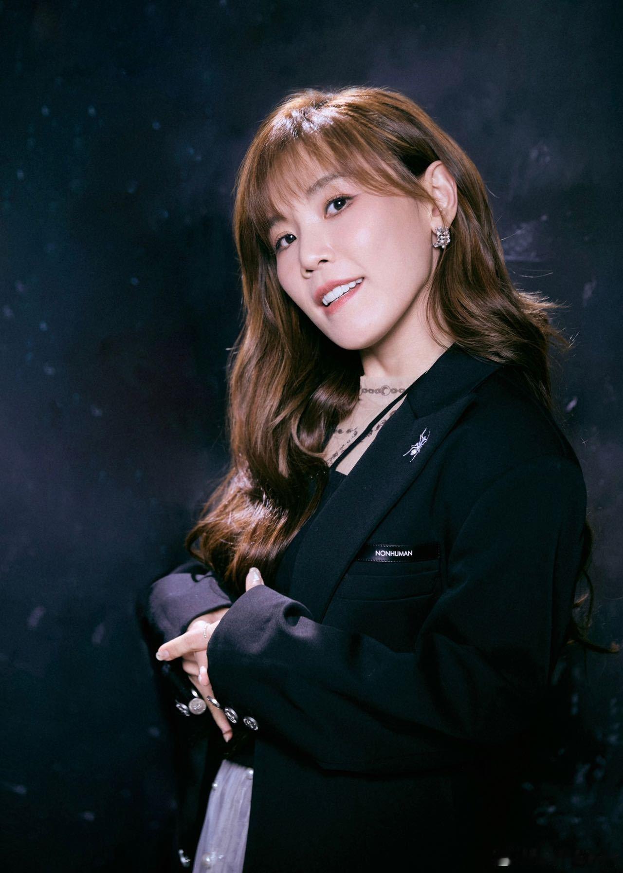 李佳薇粤语唱孤雏《声生不息》太会了！简单一架钢琴，所有光都打在李佳薇身上。粤语的