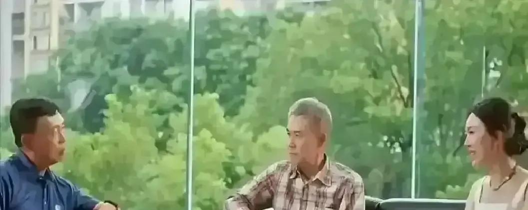 真正的大佬局，最怕的就是“不散场”。
九十度鞠躬弯下去，一句调侃飞过来。
段永平