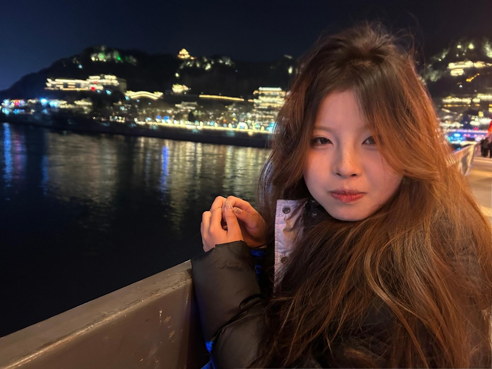 昨晚我做了个梦 梦见咱俩见了面 你笑嘻嘻的问我为什么一直盯着你看