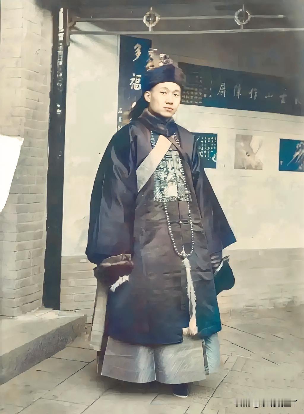 1907年，山西，身着清朝官服的孔祥熙，时年27岁。这并非演员所扮演，确是货真价