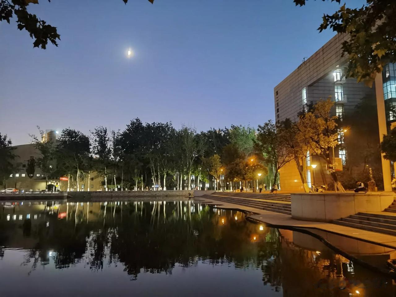 今天是重阳节，我在南开园里赏月。照片摄于南开大学八里台校区新开湖畔。