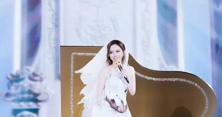 一直在开演唱会的邓紫棋，写出了今年最畅销的小说