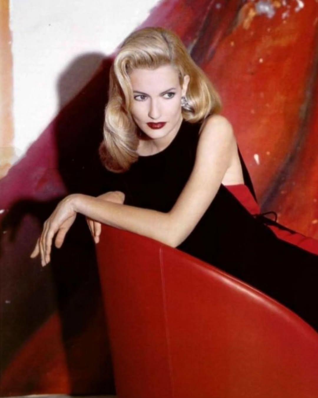 荷兰超模凯伦·穆德Karen Mulder，金发碧眼红唇👄妥妥的1:1还原真人