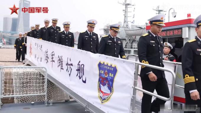 果然经商的军队没有战斗力
越南海军士兵参观054A潍坊舰
一个个弯腰驼背，耷拉个