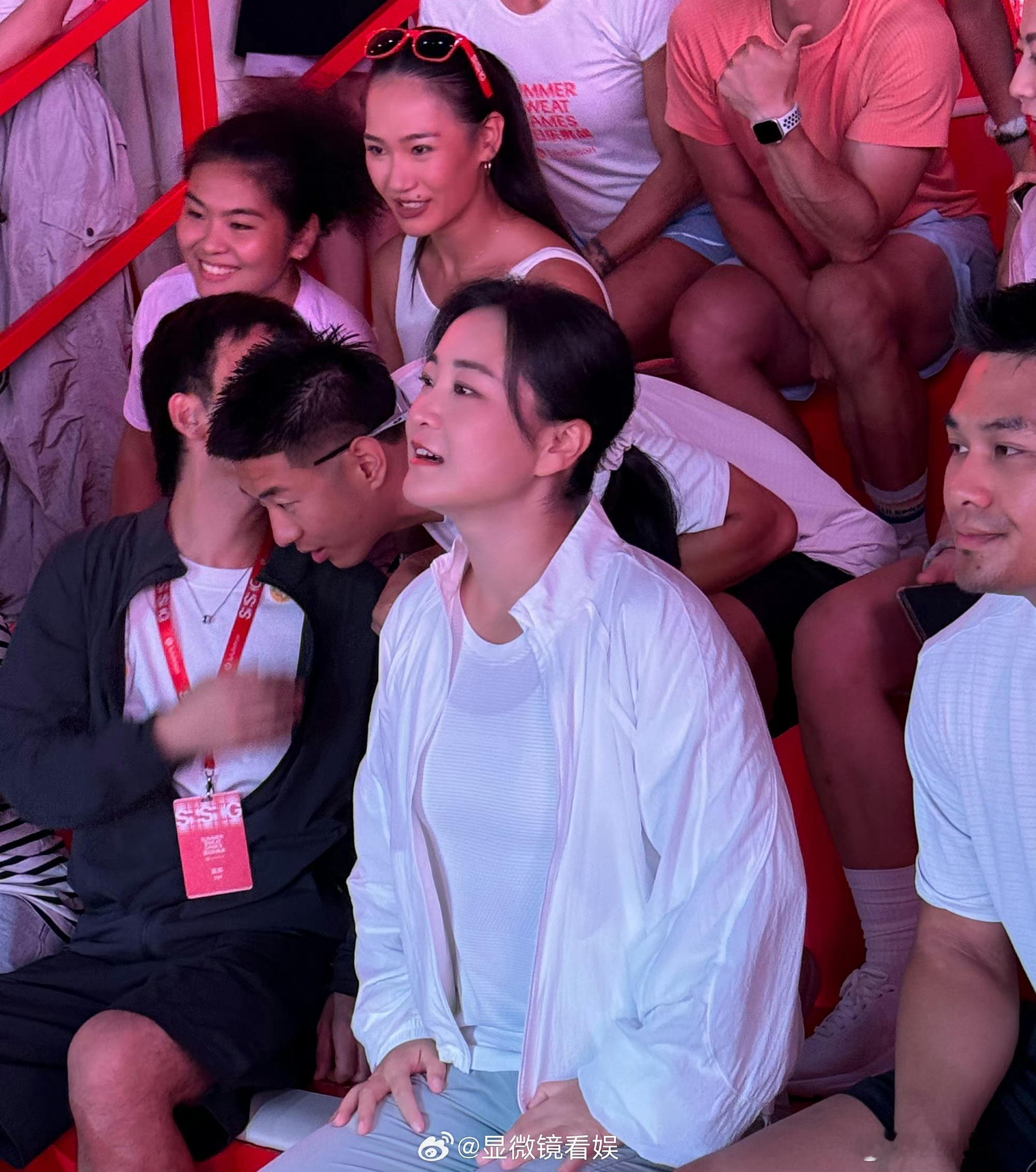 #贾玲现身北京活动# 贾玲的出现总是能带来惊喜！这次在北京活动上，她既大方颁发奖