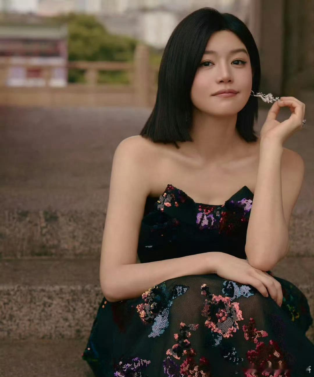 陈妍希黑色鎏金花朵裙果然离婚就是最好的医美！真的有御姐那味儿了[好喜欢] ​​​