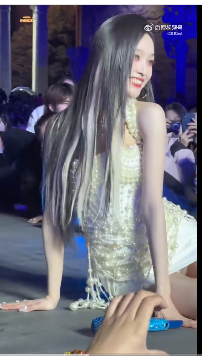吴宣仪线下活动走光，好好一个idol，搞得像个网红一样，还好安全裤穿着 ​​​