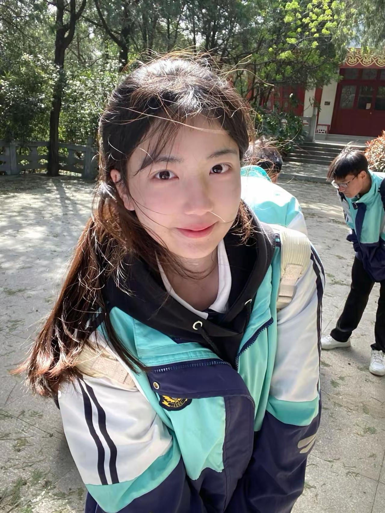 户外研学的随手抓拍，发丝被风揉得凌乱，却藏着最真实的校园日常，这样的日子简单又珍