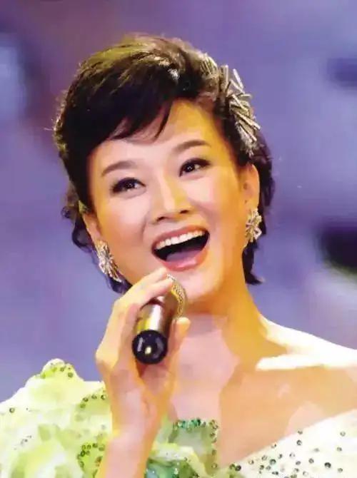 众所周知，虽为歌唱艺术家，但宋祖英研习书法的态度是很认真的，体现出了她对传统文化