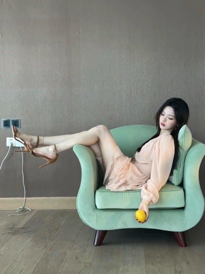 杨超越这玉足真是绝了[打call][打call][打call][色][舔屏][色