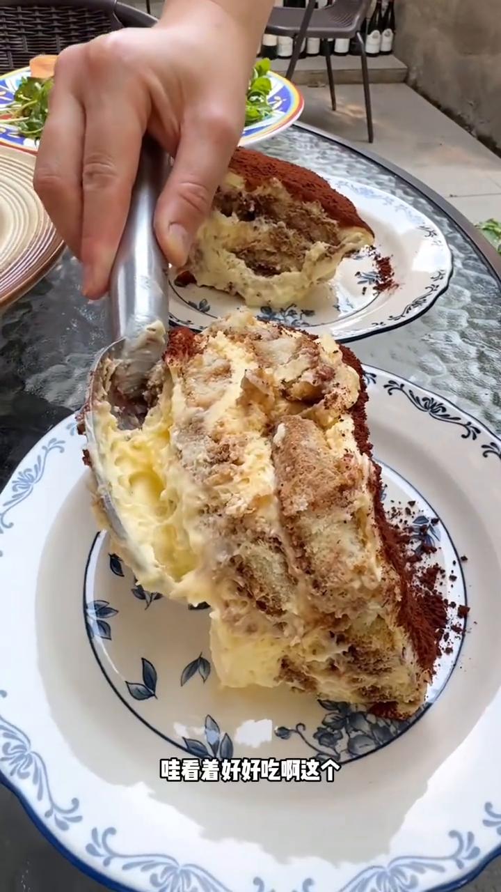 您好，这是您点的提拉米苏。这个提拉米苏是我们另外一个分店米其林主厨做的，你尝尝他