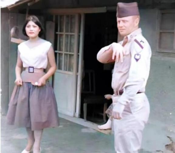 1952年，朝鲜半岛，一名南朝鲜女子给两名美军做完服务后，正当着老公的面热情地送