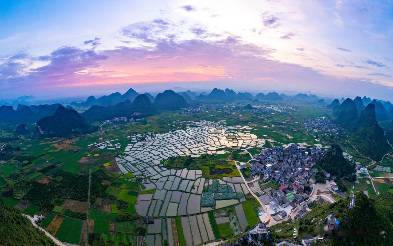 桂林会仙玻璃田绝美的日出