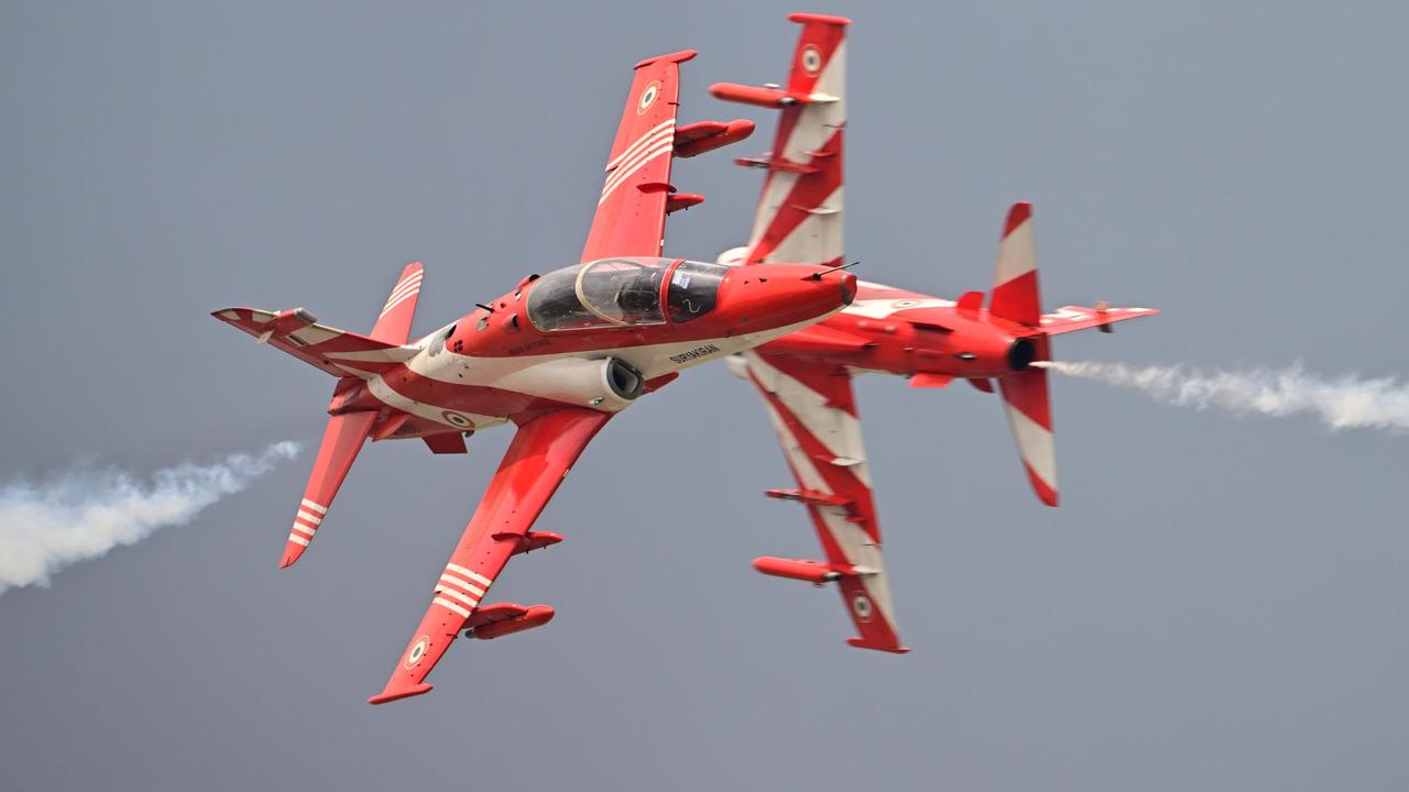 印度空军的飞行表演队，也是采用和沙特一样的英国鹰式喷气式教练机，这种廉价的教练机