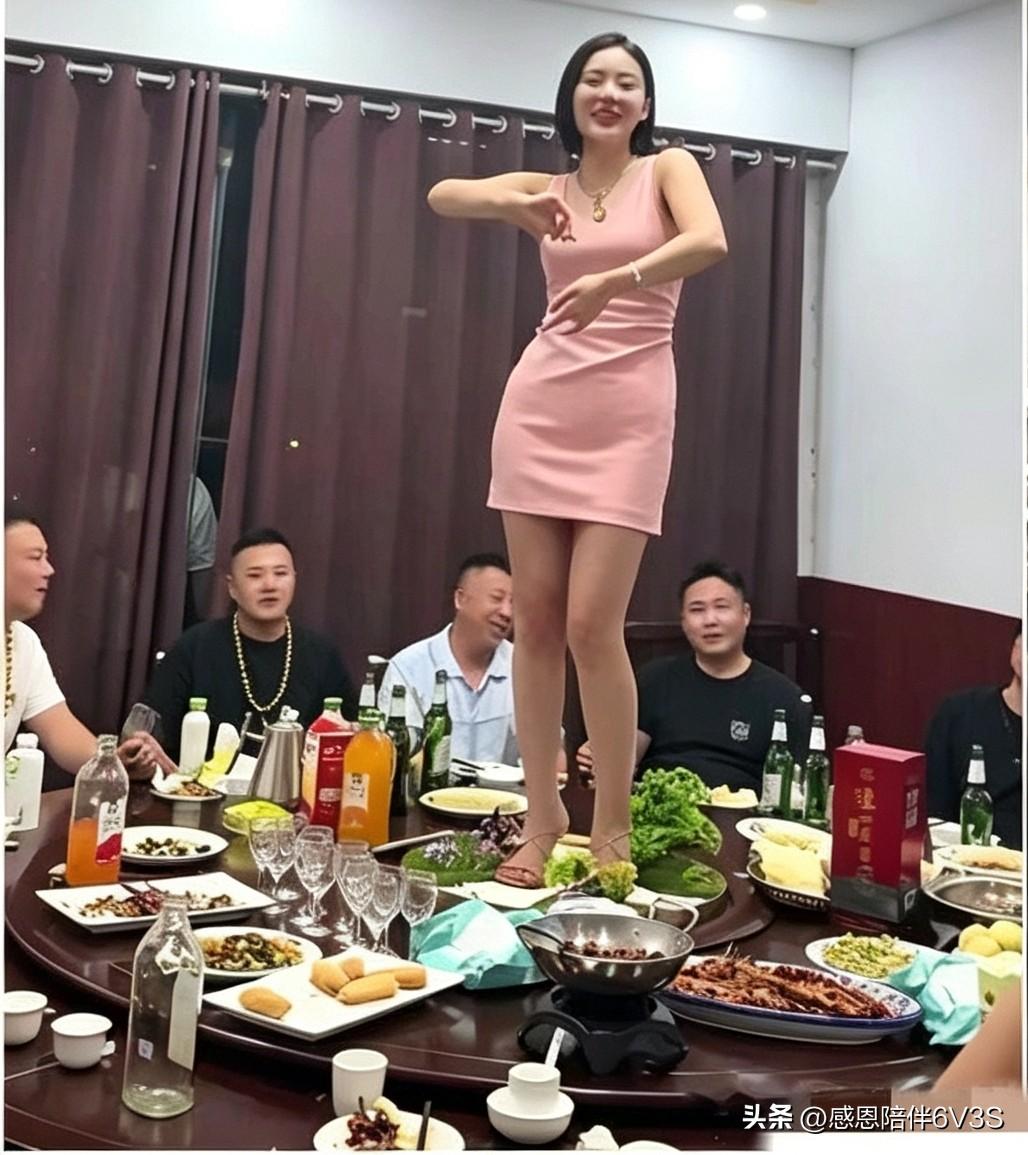 饭局热闹过头？女子站餐桌跳舞助兴，满桌酒菜看得揪心，朋友聚餐酒菜摆满一桌，气氛上