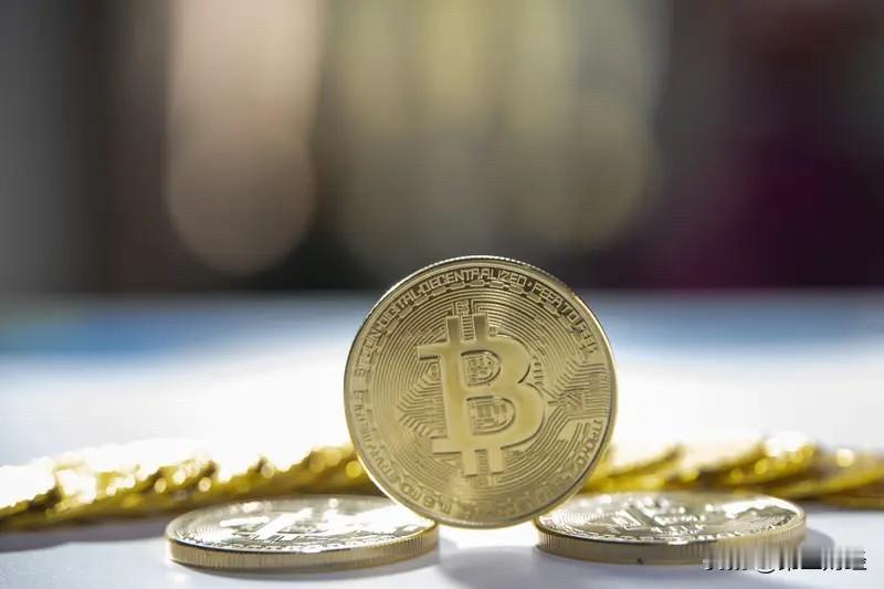 比特币暴跌近五成，分析师警示或引发更深跌幅

近期加密货币市场风云再起。Weal