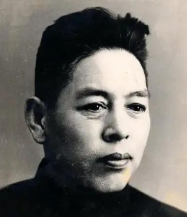 1932年，陈玉仁叛变，供出了潜伏在敌人内部的地下党员王世英，王世英察觉到异常后