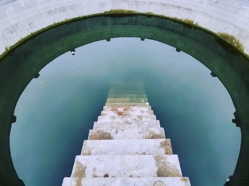 水深千尺终有底，
天宽万倾始无边。