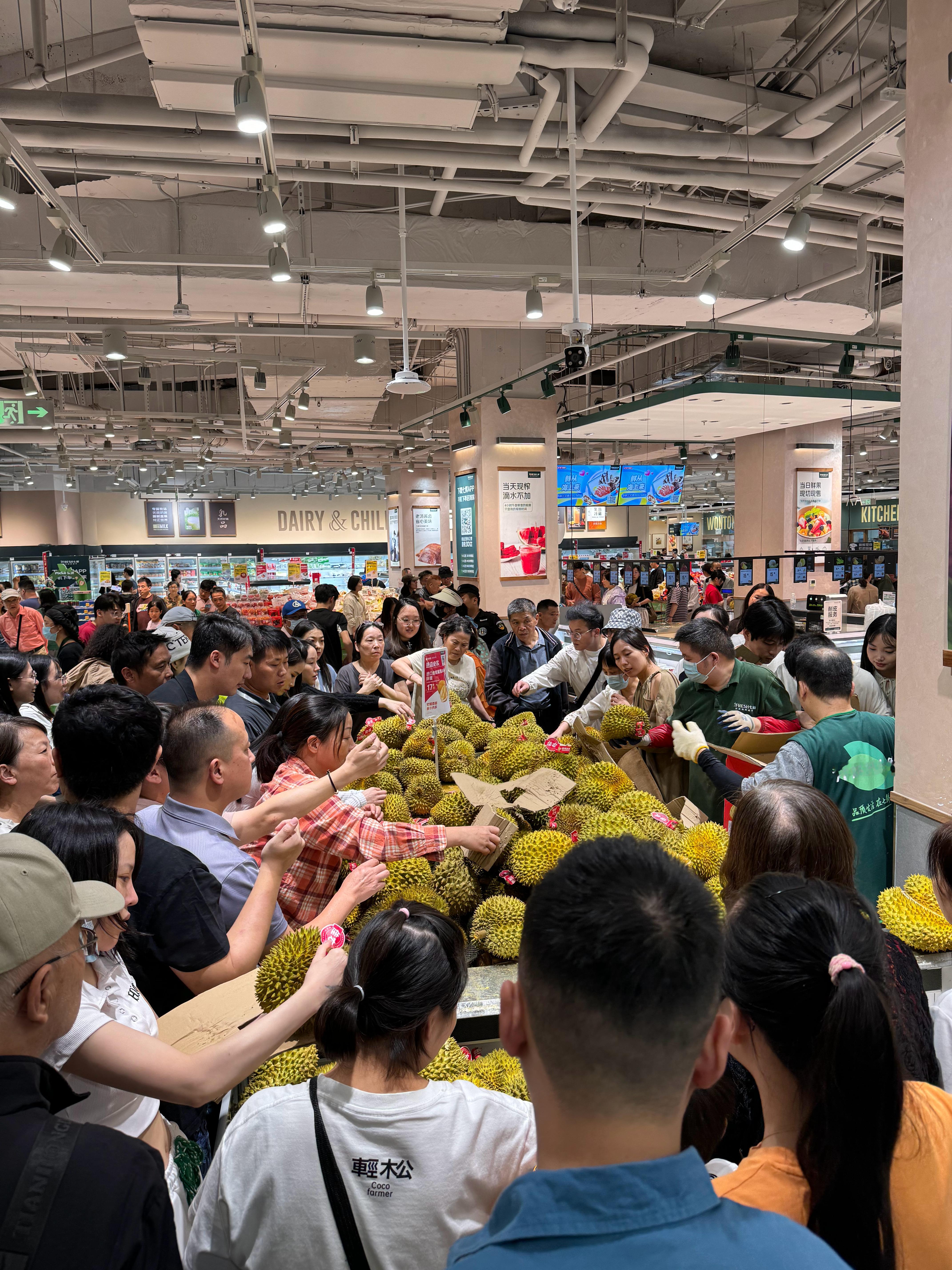 18块钱一斤的榴莲跟不要钱的一样，根本挤不进去脸皮又薄，也不好意思抢，算了就闻闻