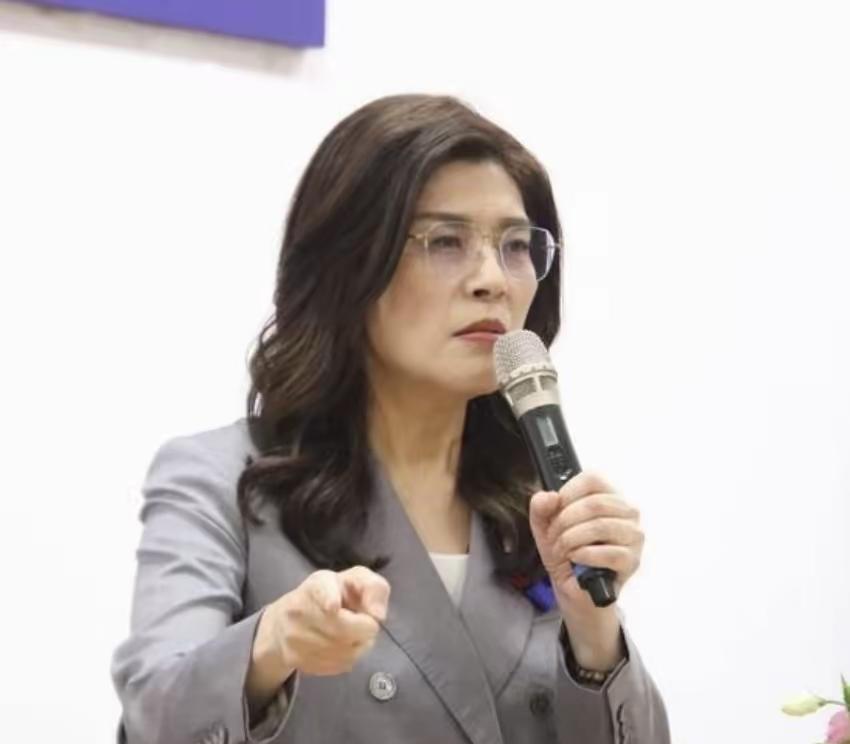 国民党主席郑丽文摊牌了，郑丽文称“台湾从未独立过，也从来不是一个国家，民进党说台