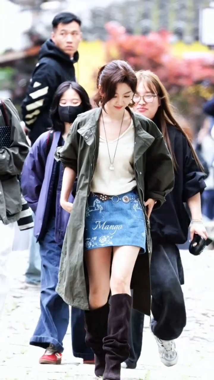 楠儿走路粉不请自来长风衣配上牛仔短裙简直飒飒飒章若楠走路好飒章若楠风衣短裙造型