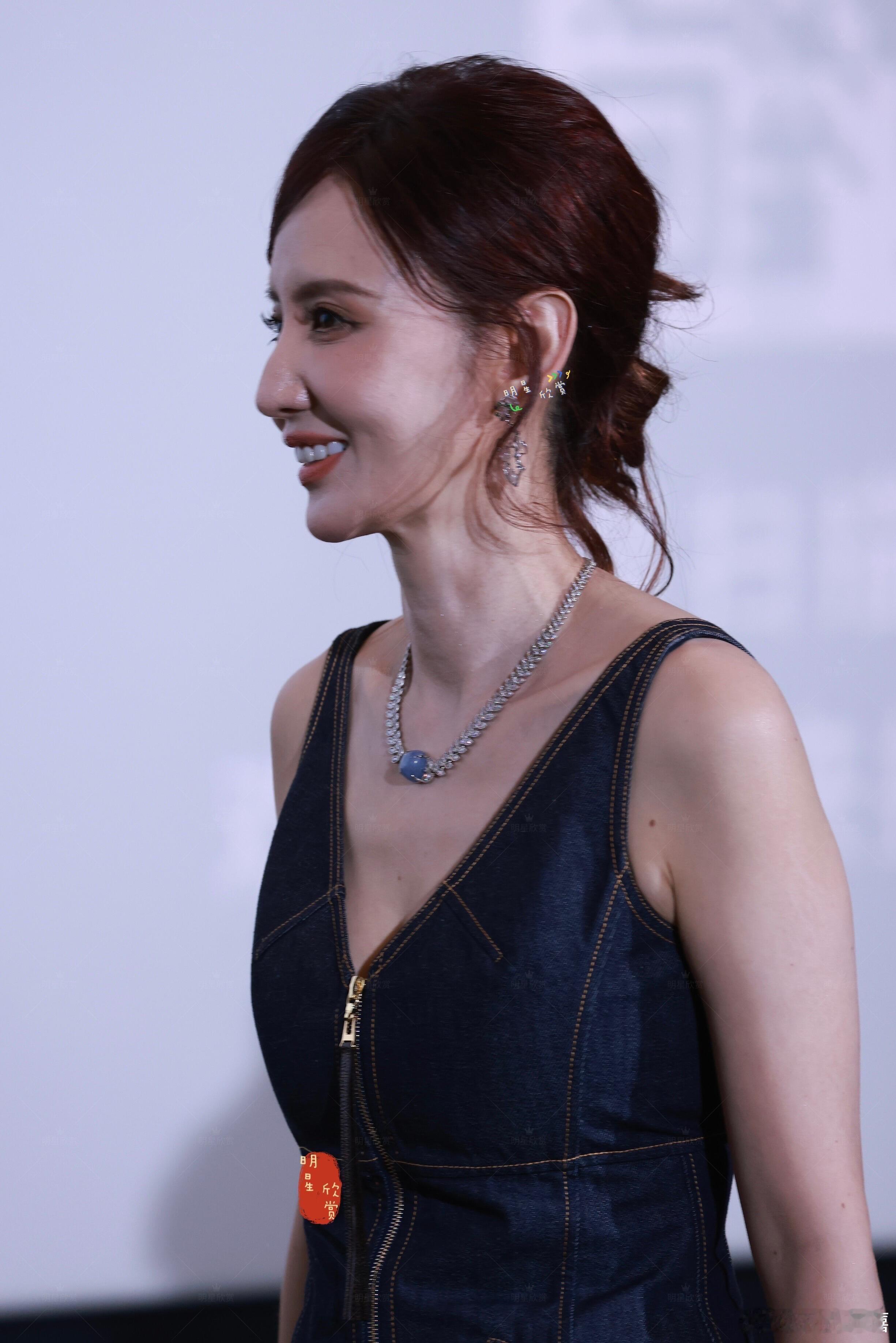 45岁的张萌冰湖重生追剧团生图，张萌真人比这照片美多了，现在好多生图都把人拍的太